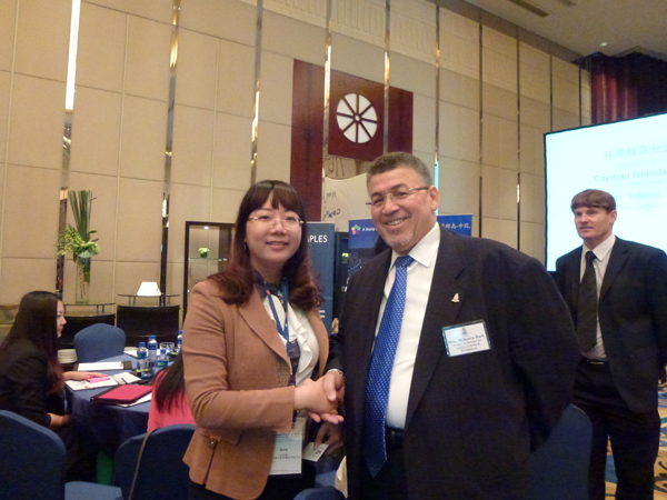 港豐集團(tuán)創(chuàng)辦人 魏曉嶸Wendy Wei與開曼總統(tǒng)親切握手 港豐集團(tuán)創(chuàng)辦人 魏曉嶸Wendy Wei與開曼總統(tǒng)親切握手