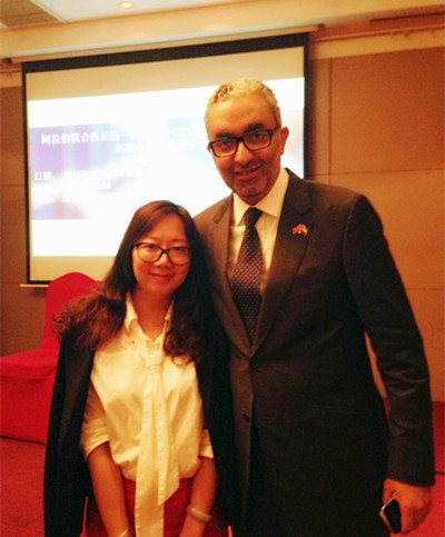  港豐集團(tuán)CEO魏曉嶸與拉斯海馬自貿(mào)區(qū)主席艾哈邁德親王在推介會(huì)現(xiàn)場(chǎng)