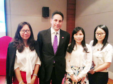 （左起）港豐集團(tuán)CEO魏曉嶸與自貿(mào)區(qū)署理CEO拉米?加拉德、港豐集團(tuán)副總?cè)~惠霞、港豐集團(tuán)業(yè)務(wù)總監(jiān)李瑞琪現(xiàn)場(chǎng)洽談