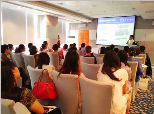 港豐高級講師景浪先生正給客戶分析離岸經(jīng)營的案例和實(shí)操