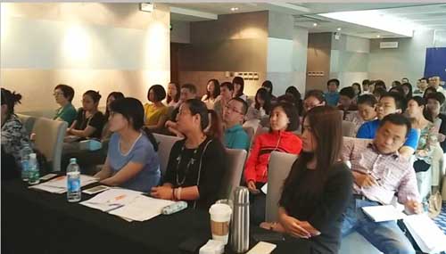 客戶認(rèn)真聆聽并做筆記