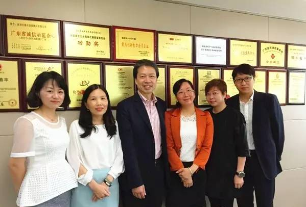 恒生銀行高級(jí)副總裁蔡爾全、港豐CEO魏曉嶸與恒生銀行高管合影